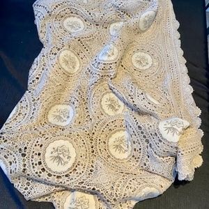 CLASSIC ELEGANT Vintage Beige CROCHETED/LACE Tablecloth/Bed Coverlette